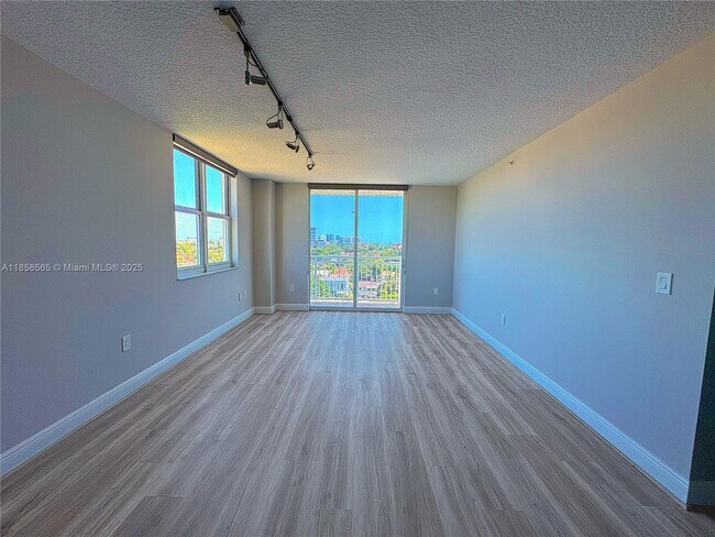 Photo - 3000 Coral Wy Unidad 816