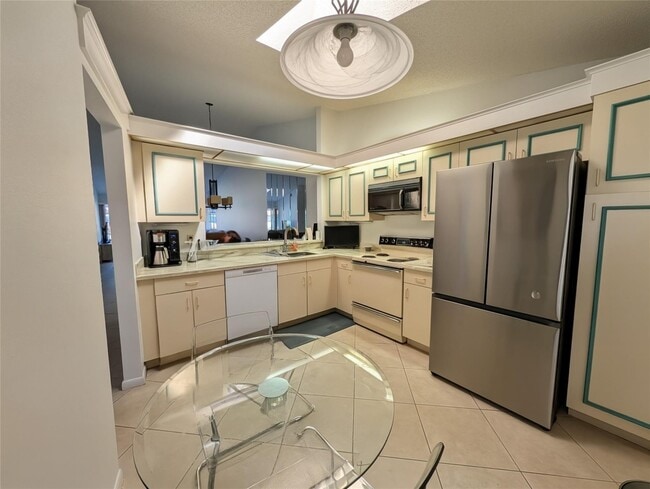 Building Photo - 5895 Autumn Lake Ln Unit A