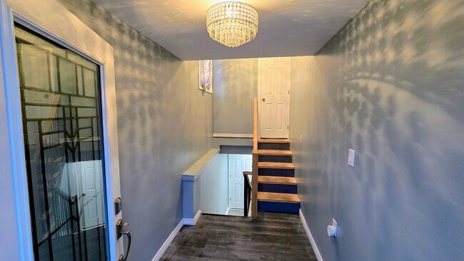 Building Photo - 4 Wavell Crt Unit 1-Bedroom