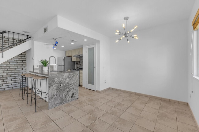 Building Photo - 72592 Edgehill Dr Unit 2