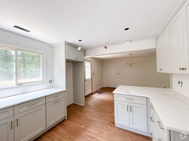 Building Photo - 53 E Cross Rd Rental