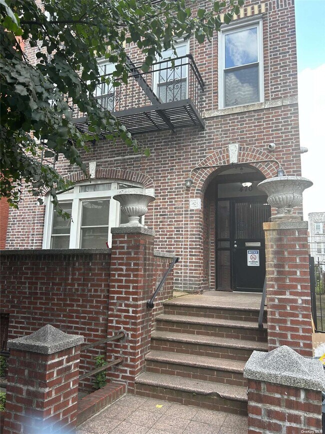 Photo - 470 E 94th St House
