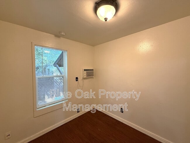 Photo - 422 W 17th St