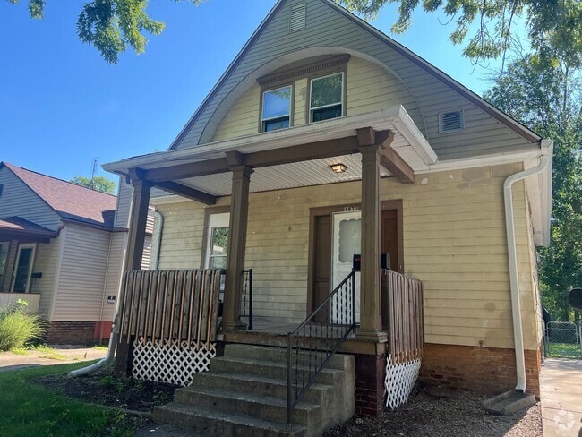 Building Photo - Freshly painted 3 bedroom 2 bath Rental