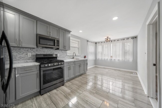 54 Llewellyn Ave