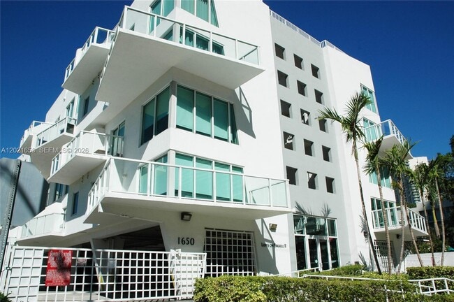 Building Photo - 1650 Brickell Ave Unit 110