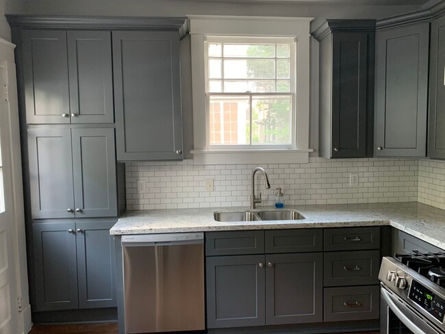 Cocina reformada con encimeras de granito y electrodomésticos de acero inoxidable. - 1215 Foucher St Unidad 1215