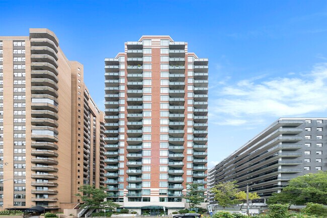 Photo - 570 Laurier Av W Unit 1-Bed Plus Den