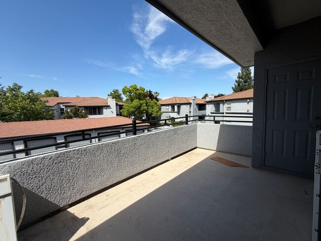 Building Photo - Lovely Upstairs Unit