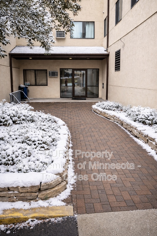 Building Photo - 221 Grand Ave W Unit 204