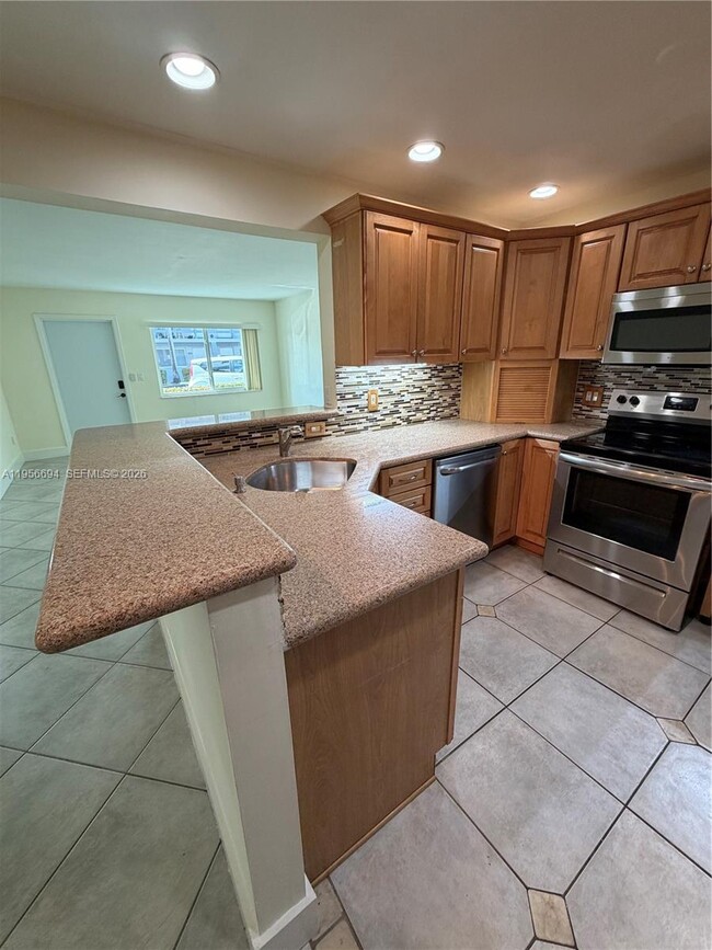 Building Photo - 2115 NE 37th Dr Unit 131