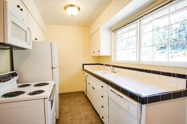 Building Photo - John's Landing 2Bdr w/Hardwoods, W&D, DW + Garage Parking! Unit 16