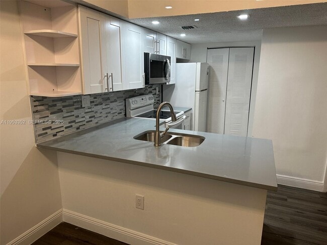 Building Photo - 7155 NW 179th St Unit 304