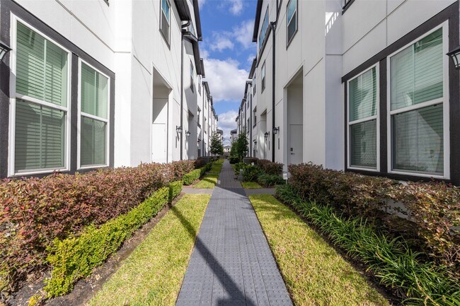 Building Photo - 2718 Grand Fountains Dr Unit B