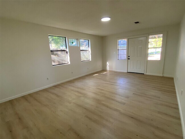 Photo - 319 N Cochran St