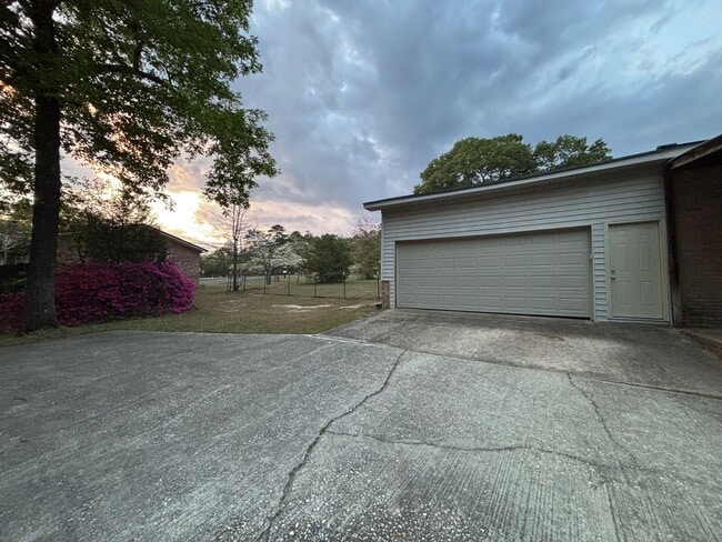 Photo - Move-In Ready Ranch in the Heart of Elgin!