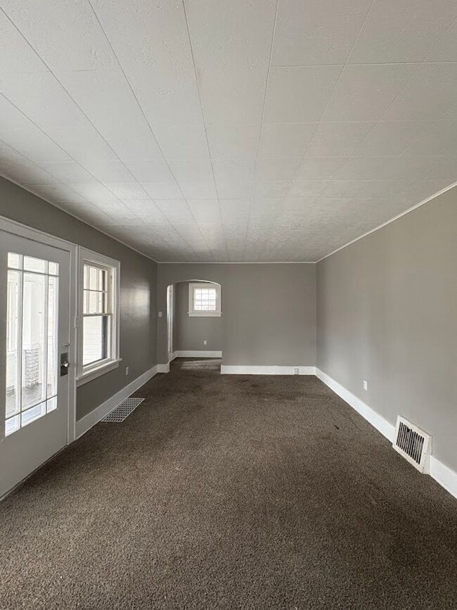 Photo - Large 4 bedrooms 1 full bathroom home for rent