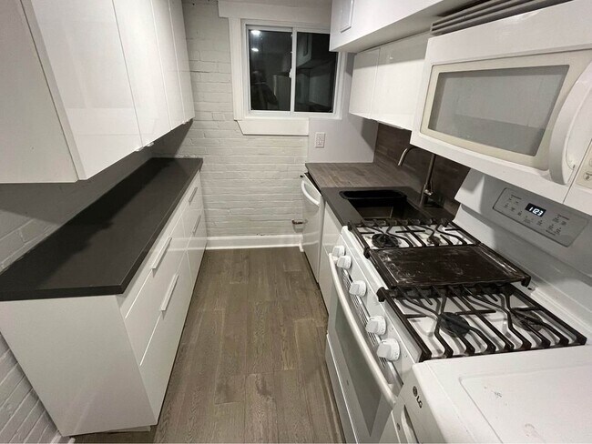 Photo - 7 Hambly Av Unit Lower