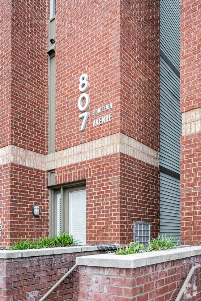 Building Photo - Midtown condo!!