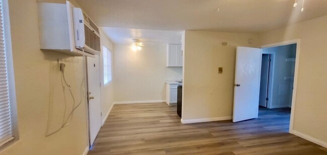Building Photo - Charming 1-Bedroom Apartment in Prime Van ... Unit 11