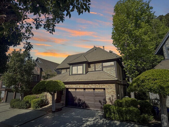 Photo - Stunning 4B/3BA House in Gated Community i...