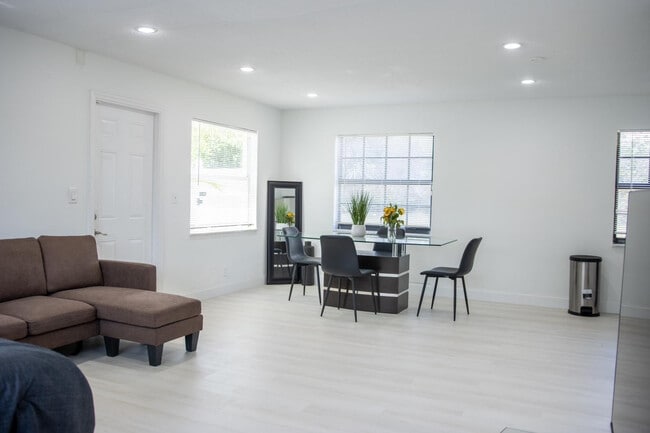 Photo - 320 NW 4th Ave