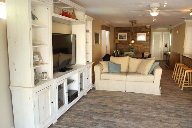 Building Photo - 4457 Floramar Terrace