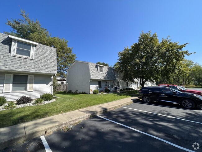 Building Photo - Available Now! 2 bed 1.5 Bath Townhome in ... Unit 9