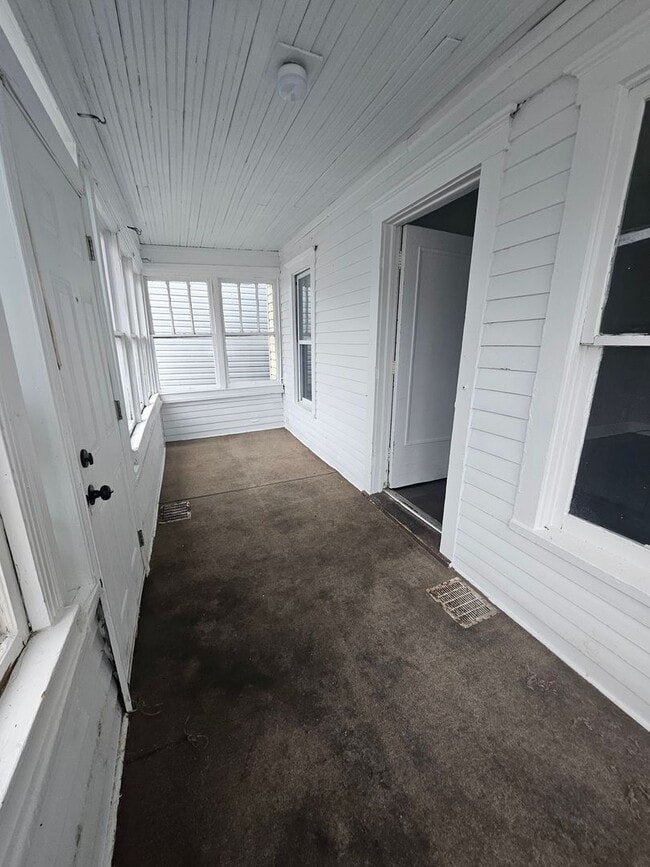 Building Photo - Lower 3 bedroom unit east side