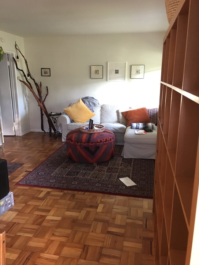 Building Photo - 1042 Pearl St Unit A