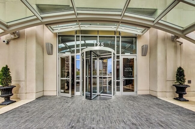Building Photo - 125 S Jefferson St Unit 2405 Rental