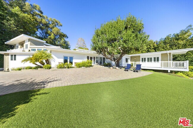 11215 Sunset Blvd