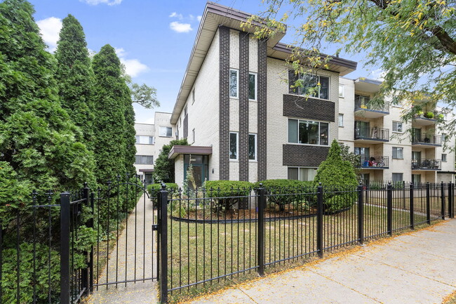 Building Photo - 7070 N Ridge Blvd Unit 1A