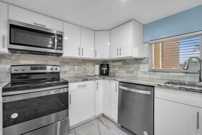 Photo - 2480 Presidential Way Unidad 303