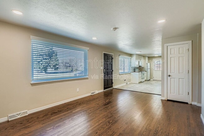 Photo - 6020 Wolff St