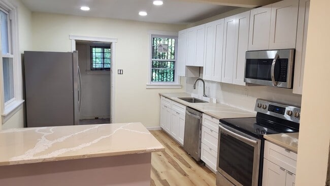 638 E Locust Ave
