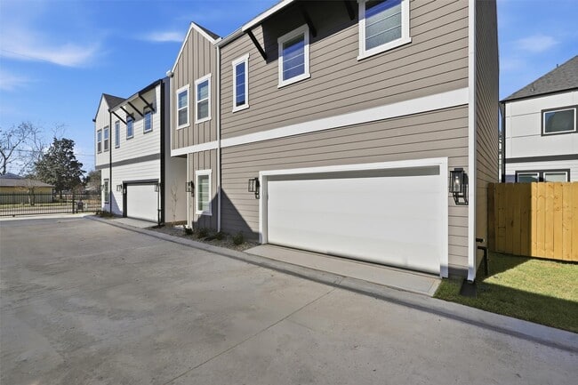 Building Photo - 9912 A Clark Rd