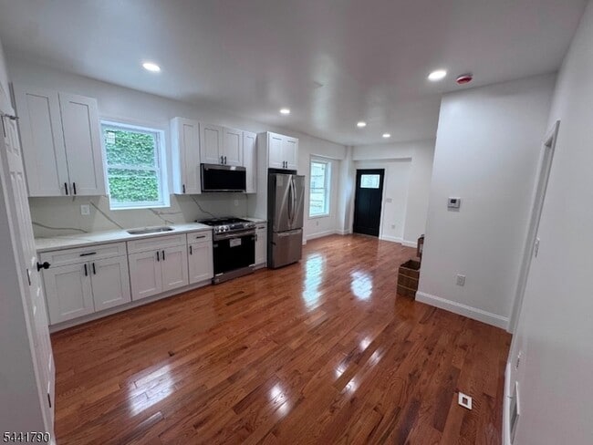 Building Photo - 102 10th St Unit 1