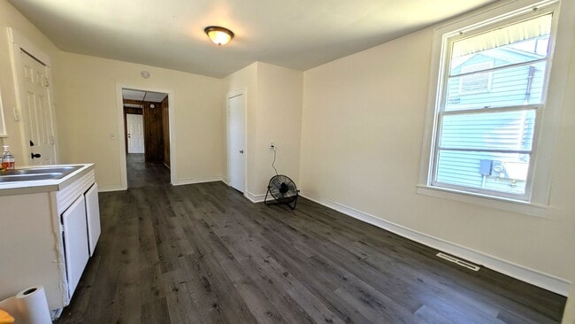 Photo - 370 Monroe Ave