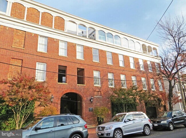 Building Photo - 200 S Fairfax St Unit 5