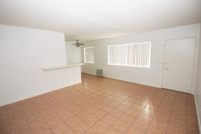 Entrada - 8123 Sepulveda Blvd