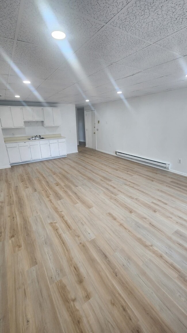 Building Photo - 38 W Main St Unit Upper