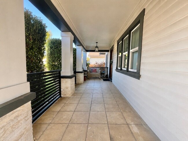 6008 Kauffman Ave
