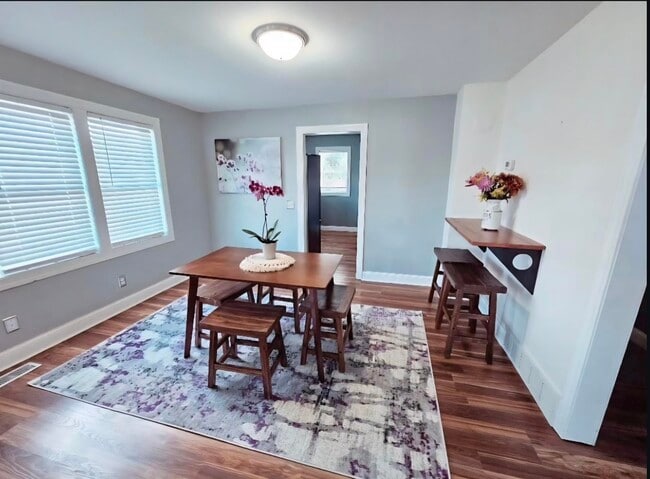 Photo - 1805 Division St W
