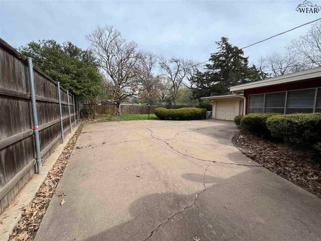 Photo - 2406 Hampstead Ln