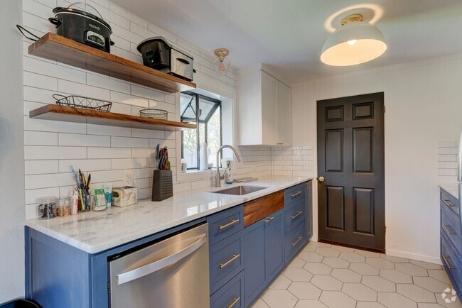 Building Photo - 3 Bed & 1.5 bathroom house