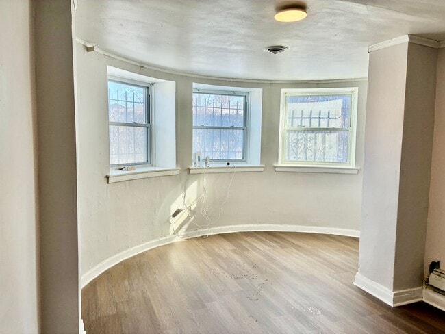 Building Photo - 6900 S Jeffery Blvd Unit Garden