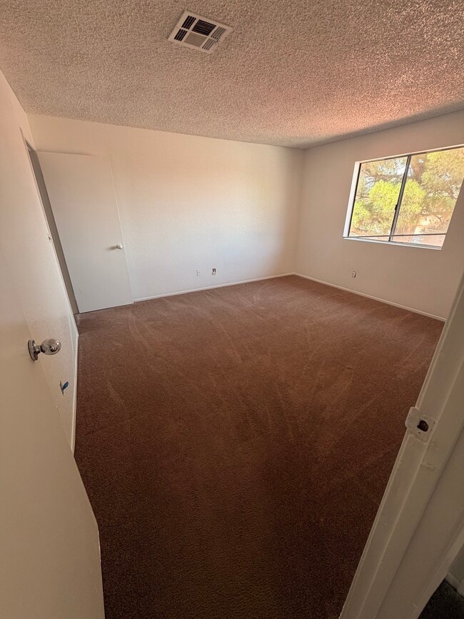 Building Photo - 1728 W Avenue J15 Unit APT 1