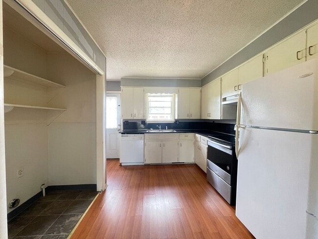 Photo - 5364 S Hutchinson Ave Unit B5