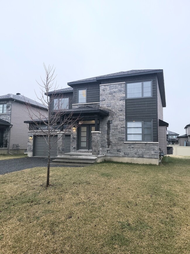 Photo - 528 Lucent St